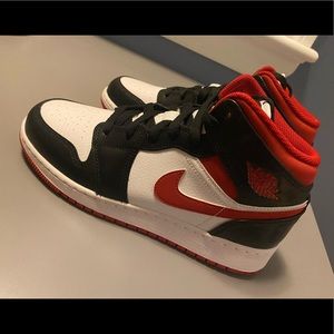 NEW Air jordans 1 mids red and black NEVER WORN